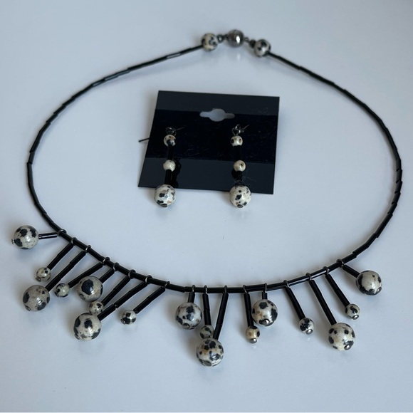 💕3/20$ NWOT Unique Beaded Necklace and Dangling Earrings Set - Picture 1 of 4